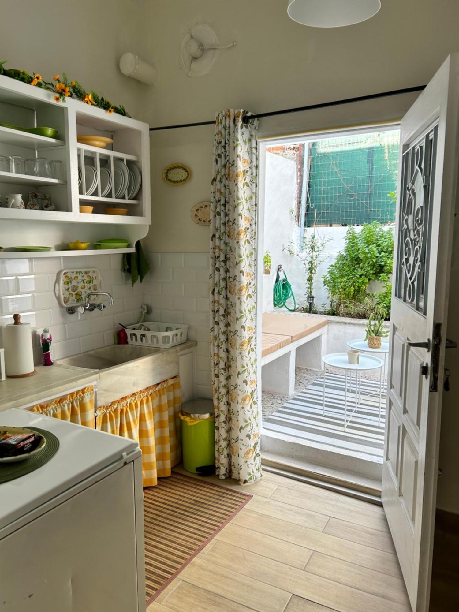 شقة Cozy House With Backyard At Iraklio Attikis أثينا المظهر الخارجي الصورة