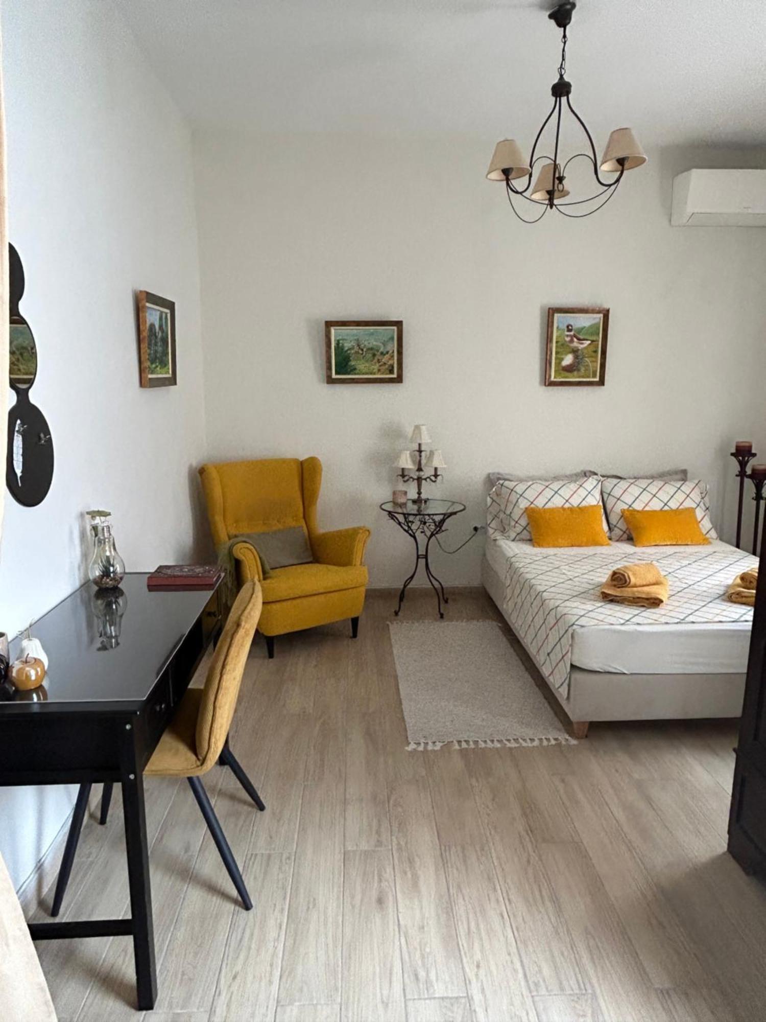 شقة Cozy House With Backyard At Iraklio Attikis أثينا المظهر الخارجي الصورة